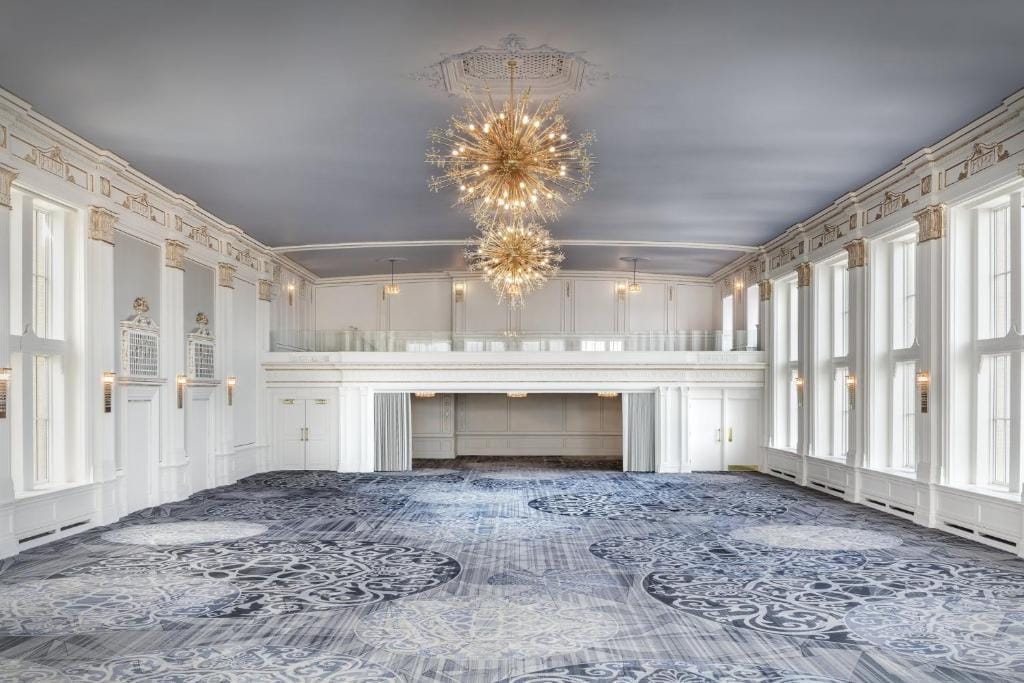 Photo of interior room at the Omni King Edward